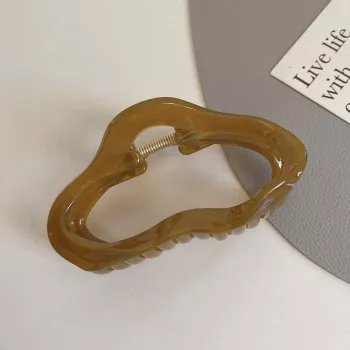 Cloud Hollow-Out Claw Clip: Light, Polished Hold